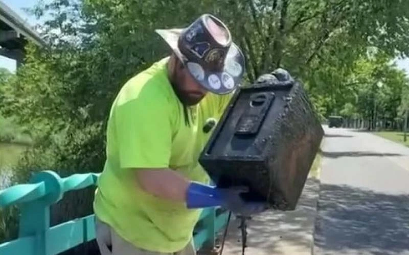 Couple-found-box-full-of-dollars