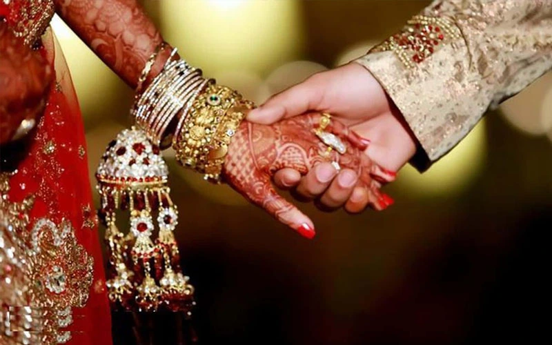 Indian-Husband-marries-off-wife-with-her-lover